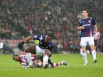 Eindhoven, 23 December 2006 Kompetitiewedstrijd PSV-Willem II , eindstand 4-0 Seizoen 2006/2007
Patrick Kluivert in duel met Ibrahim Kargbo