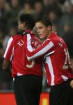 Eindhoven, 23 December 2006 Kompetitiewedstrijd PSV-Willem II , eindstand 4-0 Seizoen 2006/2007
Patrick Kluivert wordt bedankt voor de assist door Ibrahim Afellay