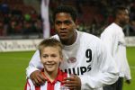 Eindhoven, 25 November 2006
PSV-FC Utrecht, eindstand 5-0 Kompetitie Seizoen 2006/2007
Patrick kluivert met een jeugdige fan
Foto Ronald Otter