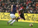 Eindhoven, 23 December 2006 Kompetitiewedstrijd PSV-Willem II , eindstand 4-0 Seizoen 2006/2007
Phillip Cocu wordt onderuit gehaald