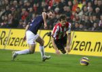 Eindhoven, 23 December 2006 Kompetitiewedstrijd PSV-Willem II , eindstand 4-0 Seizoen 2006/2007
Phillip Cocu wordt onderuit gehaald