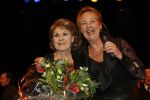 Maarssen 22december 2006
Rita Reys ontvangt edisson voor haar hele ouvre uit handen van haar dochter Leila in het Pim Jacobs theater.