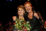 Maarssen 22december 2006
Rita Reys ontvangt edisson voor haar hele ouvre uit handen van haar dochter Leila in het Pim Jacobs theater.
Peter Smulders bv