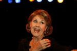Maarssen 22december 2006
Rita Reys ontvangt edisson voor haar hele ouvre uit handen van haar dochter Leila in het Pim Jacobs theater.