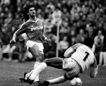 Eindhoven, 29 Maart 1987
PSV-AJAX, eindstand 1-0 Seizoen 1986/1987
Ruud Gullit robeert doelman Stanley Menzo te passeren