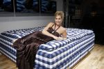 Amsterdam 7 december 2006 
Miljonairfair in de Rai. Tanja Jess op hastens bed