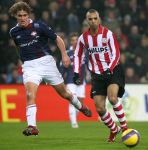 Eindhoven, 23 December 2006 Kompetitiewedstrijd PSV-Willem II , eindstand 4-0 Seizoen 2006/2007
Tardelli in duel met Arjan Swinkels