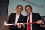 Naarden 18 december 2006
Princess kerstborrel in het arsenaal. Aad Ouborg met Teun de Nooijer met princess hockey stick