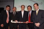Naarden 18 december 2006
Princess kerstborrel in het arsenaal. Aad Ouborg met Teun de Nooijer met princess hockey stick Sjaak Brinkman en Roelant Oltmans