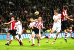 Eindhoven, 25 November 2006
PSV-FC Utrecht, eindstand 5-0 Kompetitie Seizoen 2006/2007
Jimmy Simons in duel met Hans somers, geheel links Manuel Da Costa
Foto Ronald Otter