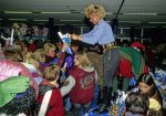 Rotterdam, 1 December 1993
Vanessa ( Connie Breukhoven ) samen met haar kinderen op een feestje voor weeskinderen