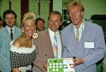Utrecht, 8 Mei 1990
Het slaan van Muntjes voor het WK Voetbal 1990
Vanessa ( Connie Breukhoven ) met haar man Hans Breukhoven en Hans v Breukelen