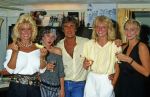Hilversum 1982
Connie Breukhoven ( toen nog als zangeres Vanessa ) met haar manager Ludo Voeten en Bernadette Kraakman en 2 dames van de groep Vulcano
Foto Peter Smulders BV Eindhoven