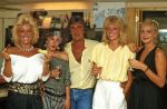 Hilversum 1982
Connie Breukhoven ( toen nog als zangeres Vanessa ) met haar manager Ludo Voeten en Bernadette Kraakman en 2 dames van de groep Vulcano
Foto Peter Smulders BV Eindhoven