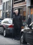 Amsterdam 12 december 2009
Joop v d Ende op krukken op de pc hooftstraat.
Peter Smulders bv