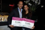 Amsterdam 14 december 2009
Presentatie nieuwe creme van La Mer op de miljonairfair. Ralph de Vries overhandigt namens Hergo cheque aan Quincy trustfull voor Pink Ribbon
Peter Smulders bv