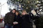 Amsterdam 13 december 2009
Rene Froger en zijn zussen en kinderen Natasja Danny Maxim en Didier hangen foto'sn (sterren) van Bollen jan en Mien in de grote kerstboom bij de stopera.
Peter Smulders bv