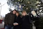 Amsterdam 13 december 2009
Rene Froger en zijn zussen en kinderen Natasja Danny Maxim en Didier hangen foto'sn (sterren) van Bollen jan en Mien in de grote kerstboom bij de stopera.
Peter Smulders bv