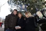 Amsterdam 13 december 2009
Rene Froger en zijn zussen en kinderen Natasja Danny Maxim en Didier hangen foto'sn (sterren) van Bollen jan en Mien in de grote kerstboom bij de stopera.
Peter Smulders bv