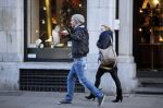 Amsterdam 15 december 2009
Ron Flink en  Daphne Flint op straat in Amsterdam.
Peter Smulders bv