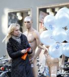 Amsterdam 12 december 2009
Tanja Jess zet zich in voor de stichting blue ribbon (prostaatkanker)
op de pc hooftstraat.
Peter Smulders bv