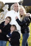 Fijnaart 5 januari 2010
Frans Mariska Christiaan Frans Jr Lucas en Jan Bauer bij hun huis. Frans heeft zijn haar laten inplanteren en is nu nog zo goed als kaal.
Peter Smulders bv