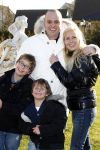 Fijnaart 5 januari 2010
Frans Mariska Christiaan Frans Jr Lucas en Jan Bauer bij hun huis. Frans heeft zijn haar laten inplanteren en is nu nog zo goed als kaal.
Peter Smulders bv