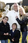 Fijnaart 5 januari 2010
Frans Mariska Christiaan Frans Jr Lucas en Jan Bauer bij hun huis. Frans heeft zijn haar laten inplanteren en is nu nog zo goed als kaal.
Peter Smulders bv