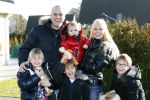 Fijnaart 5 januari 2010
Frans Mariska Christiaan Frans Jr Lucas en Jan Bauer bij hun huis. Frans heeft zijn haar laten inplanteren en is nu nog zo goed als kaal.
Peter Smulders bv