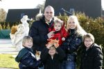 Fijnaart 5 januari 2010
Frans Mariska Christiaan Frans Jr Lucas en Jan Bauer bij hun huis. Frans heeft zijn haar laten inplanteren en is nu nog zo goed als kaal.
Peter Smulders bv