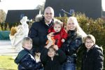 Fijnaart 5 januari 2010
Frans Mariska Christiaan Frans Jr Lucas en Jan Bauer bij hun huis. Frans heeft zijn haar laten inplanteren en is nu nog zo goed als kaal.
Peter Smulders bv