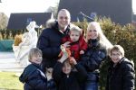 Fijnaart 5 januari 2010
Frans Mariska Christiaan Frans Jr Lucas en Jan Bauer bij hun huis. Frans heeft zijn haar laten inplanteren en is nu nog zo goed als kaal.
Peter Smulders bv