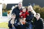 Fijnaart 5 januari 2010
Frans Mariska Christiaan Frans Jr Lucas en Jan Bauer bij hun huis. Frans heeft zijn haar laten inplanteren en is nu nog zo goed als kaal.
Peter Smulders bv