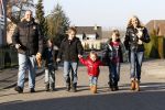 Fijnaart 5 januari 2010
Frans Mariska Christiaan Frans Jr Lucas en Jan Bauer bij hun huis. Frans heeft zijn haar laten inplanteren en is nu nog zo goed als kaal.
Peter Smulders bv