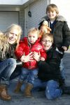 Fijnaart 5 januari 2010
Frans Mariska Christiaan Frans Jr Lucas en Jan Bauer bij hun huis. Frans heeft zijn haar laten inplanteren en is nu nog zo goed als kaal.
Peter Smulders bv