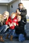 Fijnaart 5 januari 2010
Frans Mariska Christiaan Frans Jr Lucas en Jan Bauer bij hun huis. Frans heeft zijn haar laten inplanteren en is nu nog zo goed als kaal.
Peter Smulders bv