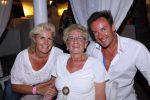 Curacao 1 januari 2011
Gerard Joling luidt 2011 in met een fles champagne en een concert op Mambo Beach. Gerard met zijn moeder en irene Moors
Peter Smulders bv