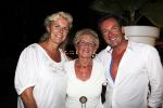 Curacao 1 januari 2011
Gerard Joling luidt 2011 in met een fles champagne en een concert op Mambo Beach. Gerard met zijn moeder en irene Moors
Peter Smulders bv