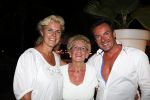 Curacao 1 januari 2011
Gerard Joling luidt 2011 in met een fles champagne en een concert op Mambo Beach. Gerard met zijn moeder en irene Moors
Peter Smulders bv