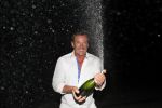Curacao 1 januari 2011
Gerard Joling luidt 2011 in met een fles champagne en een concert op Mambo Beach.
Peter Smulders bv