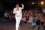 Curacao 1 januari 2011
Gerard Joling luidt 2011 in met een fles champagne en een concert op Mambo Beach.
Peter Smulders bv