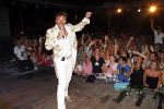 Curacao 1 januari 2011
Gerard Joling luidt 2011 in met een fles champagne en een concert op Mambo Beach.
Peter Smulders bv