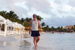Curacao 24 december 2010
Gerard Joling op het strand van Mambo Beach op Curacao.
Peter Smulders bv
