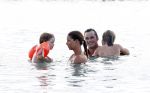 Curacao 31 december 2010
Jeroen v d Boom met zijn vrouw Dany en zoons Daan en Luuk op vakantie op Curacao.
Peter Smulders bv