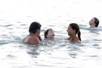 Curacao 31 december 2010
Jeroen v d Boom met zijn vrouw Dany en zoons Daan en Luuk op vakantie op Curacao.
Peter Smulders bv