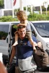 Curacao 2 januari 2010
Martijn Krabbe met zijn kinderen en oppas op vliegveld Hato na een vakantie.
Peter Smulders bv