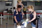 Curacao 2 januari 2010
Martijn Krabbe met zijn kinderen en oppas op vliegveld Hato na een vakantie.
Peter Smulders bv