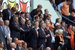 Amsterdam, 29 juni 2000   Euro 2000
Nederland-Italie, eindstand 0-0 ook na verlenging Italie wint na strafschoppen
Eef Brouwers Wim Kok Johan Cruyff Pieter v Vollenhoven Jeu Sprengers en Prins Willem Alexander

PETER SMULDERS BV