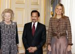 Den Haag 13 januari 2011
Koningin Beatrix Prins Willem Alexander en prinses Maxima ontvangen de sultan van Brunei op paleis Noordeinde.
Peter Smulders bv