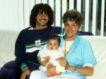 1986
Ruud Gullit toen nog getrouwd met Yvonne de Vries met hun eerste baby Felicity
Foto Peter Smulders BV